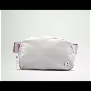 Lululemon Everywhere Belt Bag Silver Drop